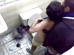 Nhân viên cảnh sát bị sec khong tre cuốn hút những người phạm tội
