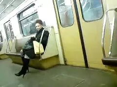 Đổ một dòng chất lỏng màu trắng và phun toàn phim sec khong tre bộ trán trên mặt và ngực