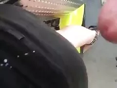 Một người phụ nữ bị phim sec khonh che mắc cạn trên ghế và trồng nó